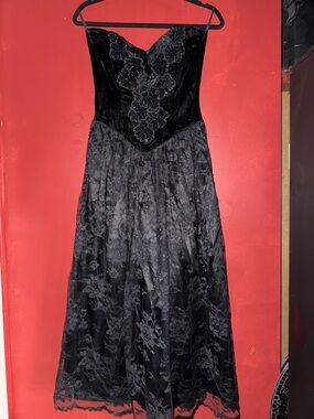Elegant Black Lace Strapless Evening Dress
